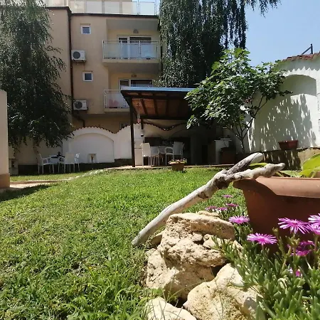 Къща за гости Siana House Равда